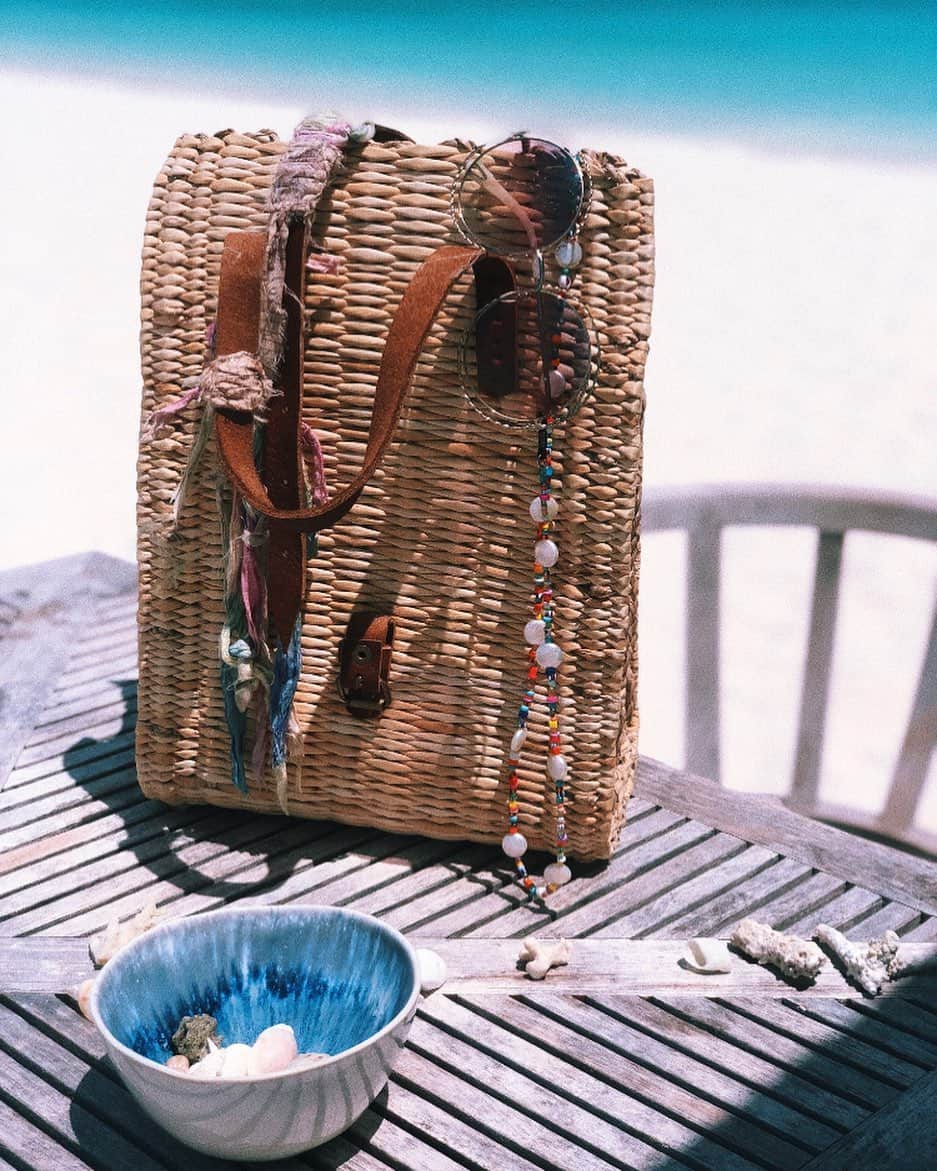 ダニジョーのインスタグラム：「Take Becca to the beach 🏖 tap to shop our favorite NEW straw bag」