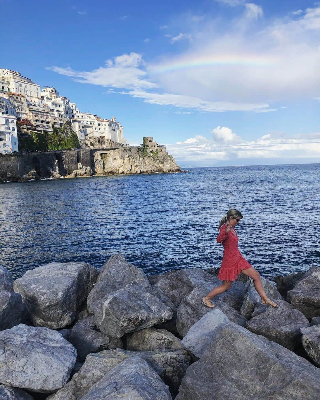 ヘレン・スケルトンさんのインスタグラム写真 - (ヘレン・スケルトンInstagram)「Running away from the inevitable weekend away washing pile like...... #weekends #rainbows #amalficoast #europe #milkingtheweekend #travel #unescoworldheritage」5月22日 7時24分 - helenskelton