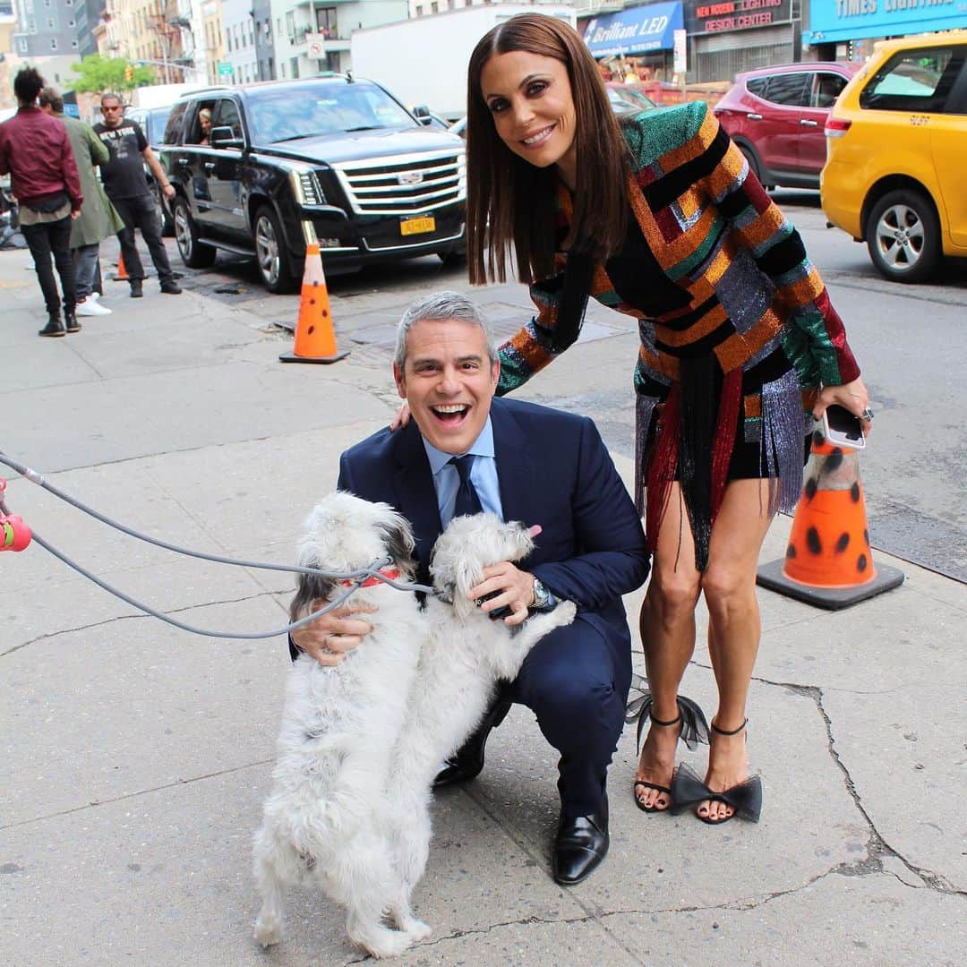 アンディー・コーエンさんのインスタグラム写真 - (アンディー・コーエンInstagram)「I got to kiss Biggie & Smalls during our #RHONYReunion lunch break! (Ps check out Dorinda in the background)」5月22日 7時39分 - bravoandy