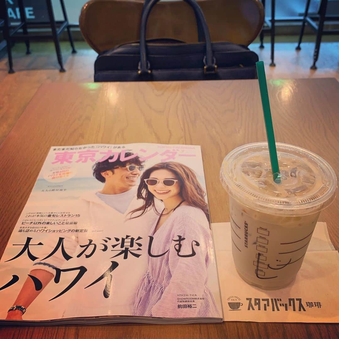 くろさんのインスタグラム写真 - (くろInstagram)「📚BOOK&CAFE☕️ #東京カレンダー #大人が楽しむハワイ #starbuckslatte #starbucks #starbuckscoffee #スタバ #スタバラテ #スターバックスラテ #スタアバックス珈琲 #スターバックスコーヒー #スターバックスコーヒーTSUTAYA新橋店」5月22日 7時49分 - m6bmw