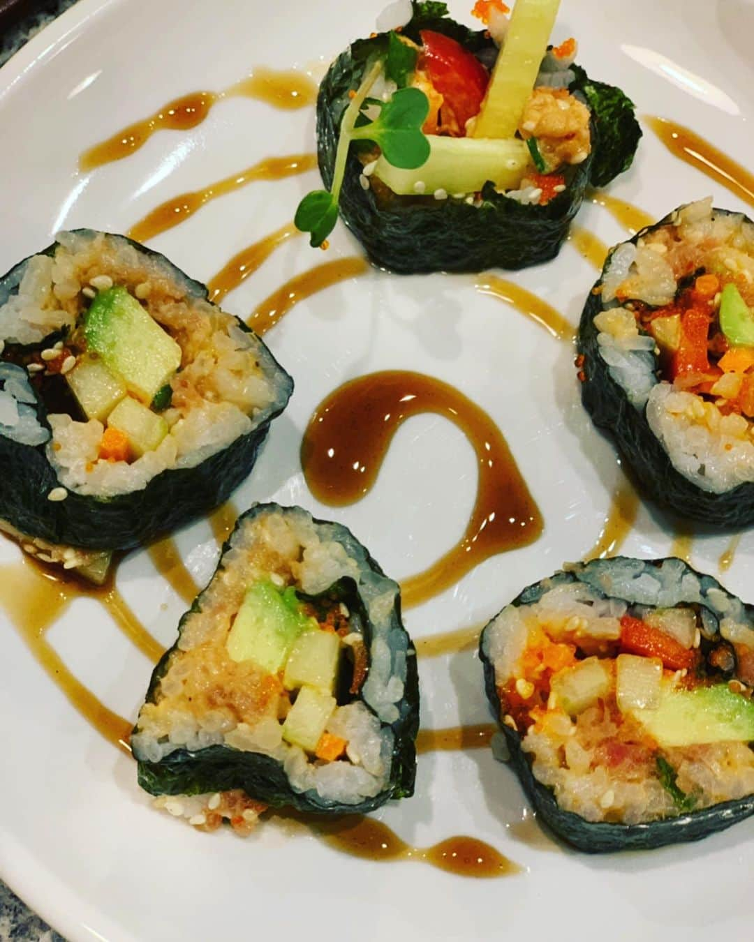 ホーランド・ロデンさんのインスタグラム写真 - (ホーランド・ロデンInstagram)「I did actually make this 🍣 thanks @thecookerydallas for my first cooking class and I’m an expert I don’t need another one ever again👌🏻👍🏻🙌🏻」5月22日 7時41分 - hollandroden