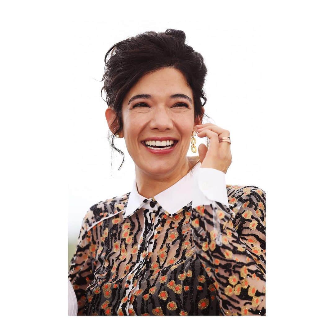 デビッドヤーマンのインスタグラム：「#Cannes chic. French actress @melaniedouteyofficiel looks effortlessly elegant wearing Châtelaine® convertible drop earrings and a Starburst pavé diamond ring.」