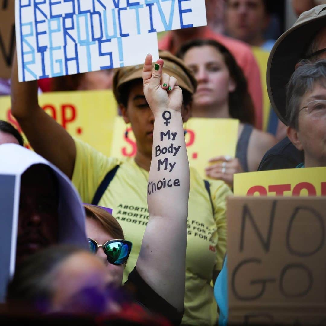 Teen Vogueさんのインスタグラム写真 - (Teen VogueInstagram)「Across the nation today, rallies to #StopTheBans drew thousands in support of reproductive rights. As 17-year-old activist @xanushax told Teen Vogue, "Living in this current political era has kind of forced me, not to grow up quicker but get involved quicker… This is definitely an issue that I knew was a problem growing up but it wasn't until I hit my teen years where I realized I can use my voice to talk about this." At the link in bio, @katelynburnswrites from on the ground in D.C.」5月22日 7時45分 - teenvogue