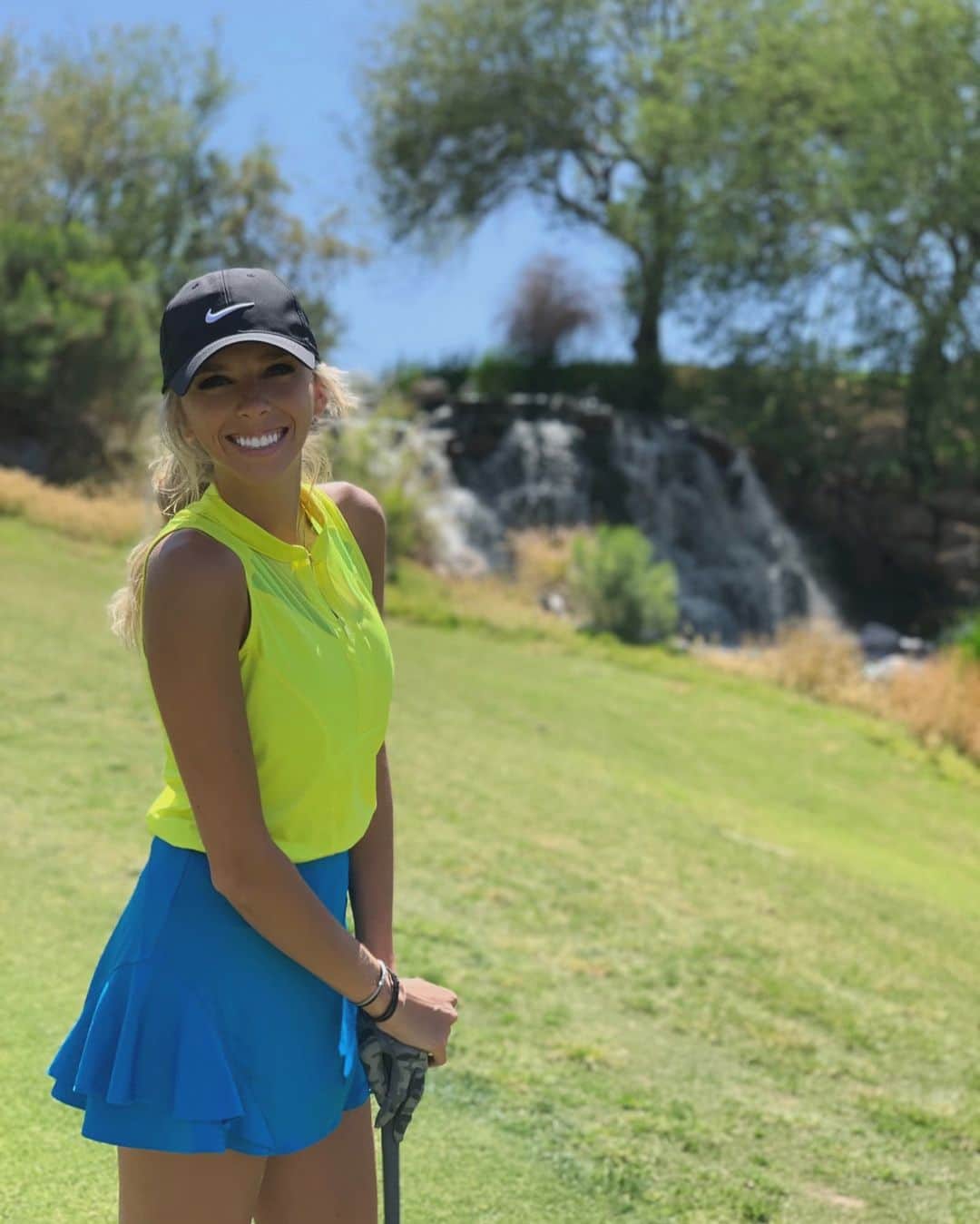 Elise Lobbさんのインスタグラム写真 - (Elise LobbInstagram)「Thanks @sunridgecanyongolf for having us today! Wicked 6 in the afternoon with wind sure makes the end of the round fun 😂🤪⛳️ #golf #sunridgecanyongolf」5月22日 8時06分 - eliselobb