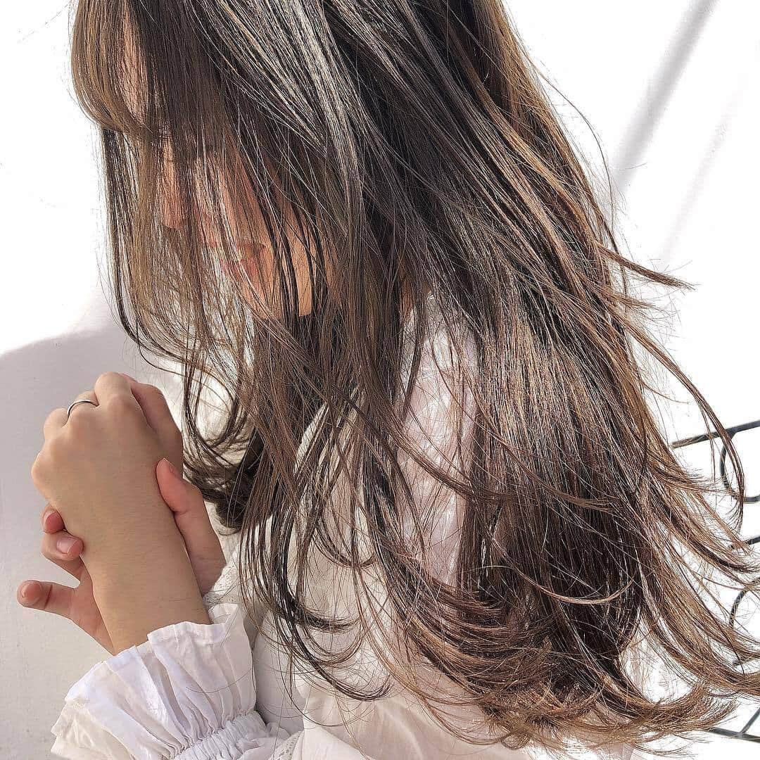のインスタグラム：「. ハイライトとレイヤーたっぷりカットの組み合わせは、トレンド女子の象徴♡ハイライトで立体感を出して、動きのある髪型をゲット。暑くなるとアップヘアスタイルも増えますが、ダウンヘアスタイルのときも抜かりなく♪ . MERYでは他にも「かわいい」に近づくさまざまな情報を発信しています。 @mery.beauty コスメ・美容に特化した情報をお届け♡ @mery_spot 話題のカフェやお出かけスポットをご紹介！ こちらもぜひチェックしてみてください！ . . photo by @tobiayatobi . #MERY #regram #instagram #hair #hairstyle #haircolor #longhair #머리스타그램 #ハイライト #グレージュ #オリーブ #レイヤーカット #レイヤーロング #ロングヘア #レイヤースタイル #骨格カット #ヘアカット #美容室 #トレンドヘア #女子力向上委員会 #モテ髪 #髪型 #ストレートヘア #ツヤ髪 #ヘア #ヘアスタイル #お洒落 #お洒落さんと繋がりたい #MERY女子 #メリー」