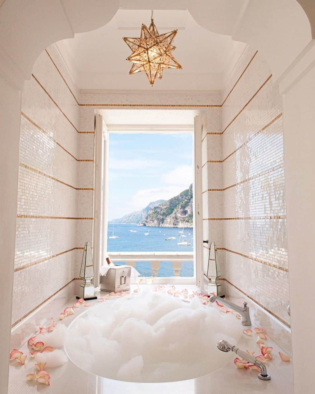 Travel + Leisureさんのインスタグラム写真 - (Travel + LeisureInstagram)「We just found your dream bathtub 😍 The Villa Treville is a perfect spot for the romantic honeymoon of your dreams — read all about it at the link in bio! 📷@villatreville」5月22日 8時00分 - travelandleisure