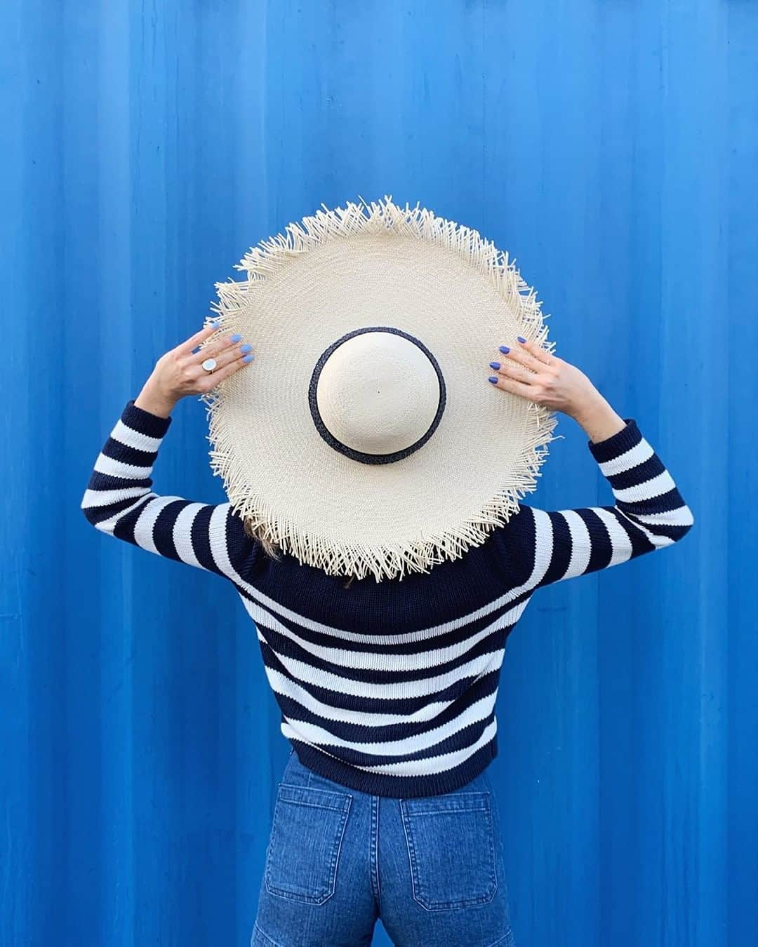 ジェイクルーさんのインスタグラム写真 - (ジェイクルーInstagram)「Summer’s hat trick: straw, stripes, denim. #jcrewalways (👋, @annaalexia)」5月22日 8時01分 - jcrew