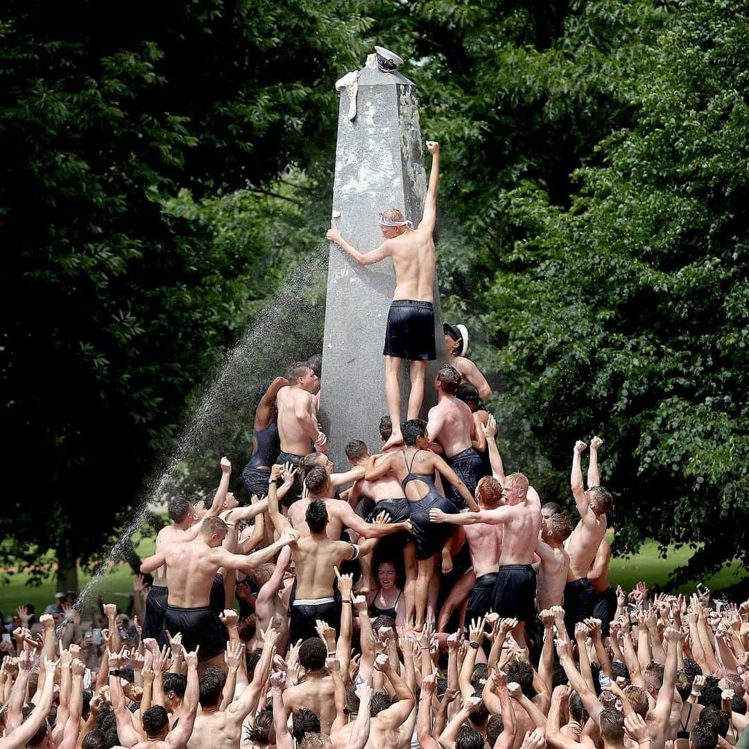 NBC Newsさんのインスタグラム写真 - (NBC NewsInstagram)「After more than an hours work, the 2022 plebe class from the U.S. Naval Academy celebrates after successfully placing an upperclassmans hat atop the Herndon Monument in the annual tradition Monday in Annapolis, Maryland. . Plebes, or freshmen, must scale the monument greased with about 50 pounds of vegetable shortening using teamwork to remove a traditional plebe cap and replace it with the upperclassmans cap. . The tradition dates back more than 70 years and concludes the plebe year for Naval Academy students. . 📷 Win McNamee / @gettyimages」5月22日 8時03分 - nbcnews