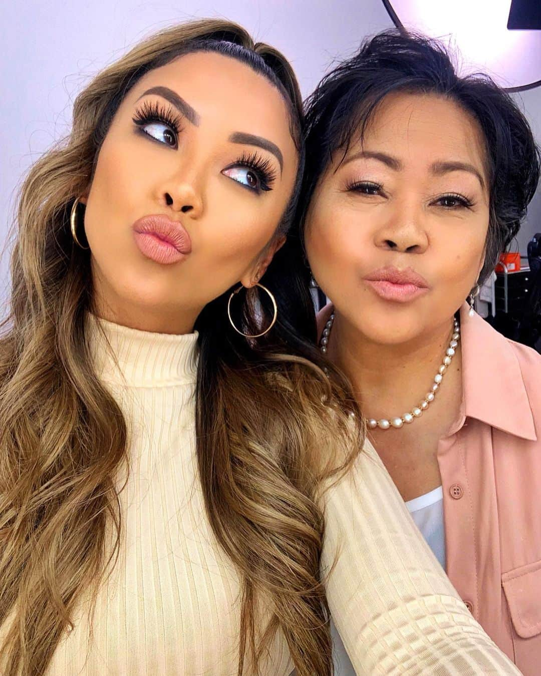 リアン Vさんのインスタグラム写真 - (リアン VInstagram)「New YouTube video! Did my mommy @therealmommyv makeup! ❤️ How do you think I did? 💄😍 Youtube: LianeV  Foundation: @beccacosmetics  Brows: @anastasiabeverlyhills  Eyeshadow: @tartecosmetics  Lashes: @houseoflashes  Lips: @maccosmetics  Contour: @lauramercier  Highlight: @artistcouture」5月22日 8時05分 - lianev