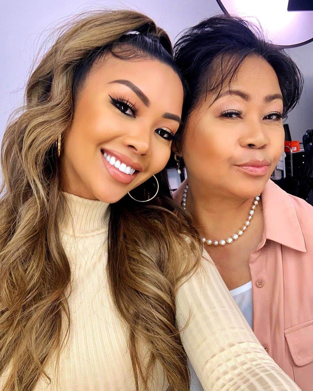 リアン Vのインスタグラム：「New YouTube video! Did my mommy @therealmommyv makeup! ❤️ How do you think I did? 💄😍 Youtube: LianeV  Foundation: @beccacosmetics  Brows: @anastasiabeverlyhills  Eyeshadow: @tartecosmetics  Lashes: @houseoflashes  Lips: @maccosmetics  Contour: @lauramercier  Highlight: @artistcouture」