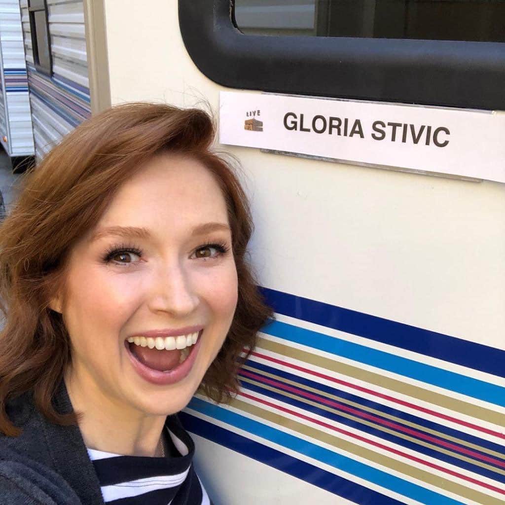 アメリカン・ブロードキャスティング・カンパニーのインスタグラム：「Excited to have #EllieKemper as Gloria Stivic on tomorrow's #LiveInFrontOfAStudioAudience event, at 8|7c on ABC! 📷: @elliekemper」