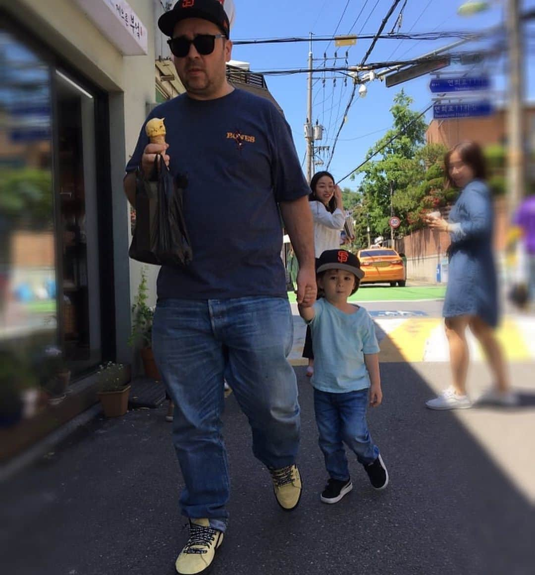 サム・ハミントンさんのインスタグラム写真 - (サム・ハミントンInstagram)「Out with my little man.  작은 친구랑 장 보는 날.」5月22日 8時11分 - samhammington