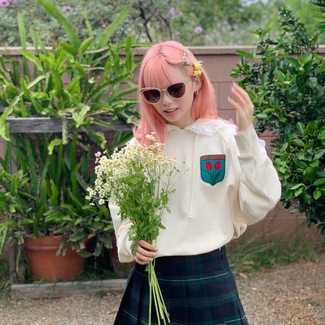 Aymmy in the batty girlsのインスタグラム：「Thank you for wearing!﻿﻿﻿﻿💓﻿﻿﻿ @infrontofapple﻿﻿ ﻿﻿ ◽︎TULIP EMBLEM フリルビッグフーディー﻿﻿ siz:FREE﻿﻿ ¥18,360(taxin)﻿﻿ ﻿﻿ 【販売先】﻿﻿ ・﻿ONLINE STORE﻿﻿ ・Amazon﻿﻿ ﻿﻿ #aymmy #aymmyinthebattygirls﻿﻿﻿﻿ #エイミー #原宿 #harajuku #フーディー #フリルフーディー #パーカー #coordinate﻿﻿」