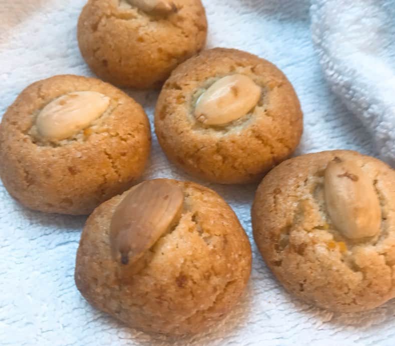 近藤しづかさんのインスタグラム写真 - (近藤しづかInstagram)「“Biscotti alle mandorle” 「アーモンドのビスコッティ」 . 混ぜて焼くだけの 昨日作ったクッキーをおやつに 今日はおでかけ♪ . アーモンドプードルに レモンピールが入っている風味良い 柔らかなクッキー🍪 #biscottiallemandorle #sicilia #siciliana #merenda #ricetta #facile #おやつ #シチリア #アーモンド #ビスコッティ #レモンピール #しづか御膳 #しづか御膳おやつ #homemade  #italian #almond #cookie」5月22日 8時20分 - shizuka_kondo