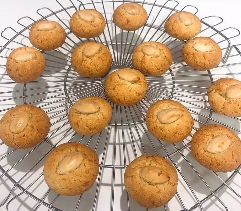 近藤しづかさんのインスタグラム写真 - (近藤しづかInstagram)「“Biscotti alle mandorle” 「アーモンドのビスコッティ」 . 混ぜて焼くだけの 昨日作ったクッキーをおやつに 今日はおでかけ♪ . アーモンドプードルに レモンピールが入っている風味良い 柔らかなクッキー🍪 #biscottiallemandorle #sicilia #siciliana #merenda #ricetta #facile #おやつ #シチリア #アーモンド #ビスコッティ #レモンピール #しづか御膳 #しづか御膳おやつ #homemade  #italian #almond #cookie」5月22日 8時20分 - shizuka_kondo