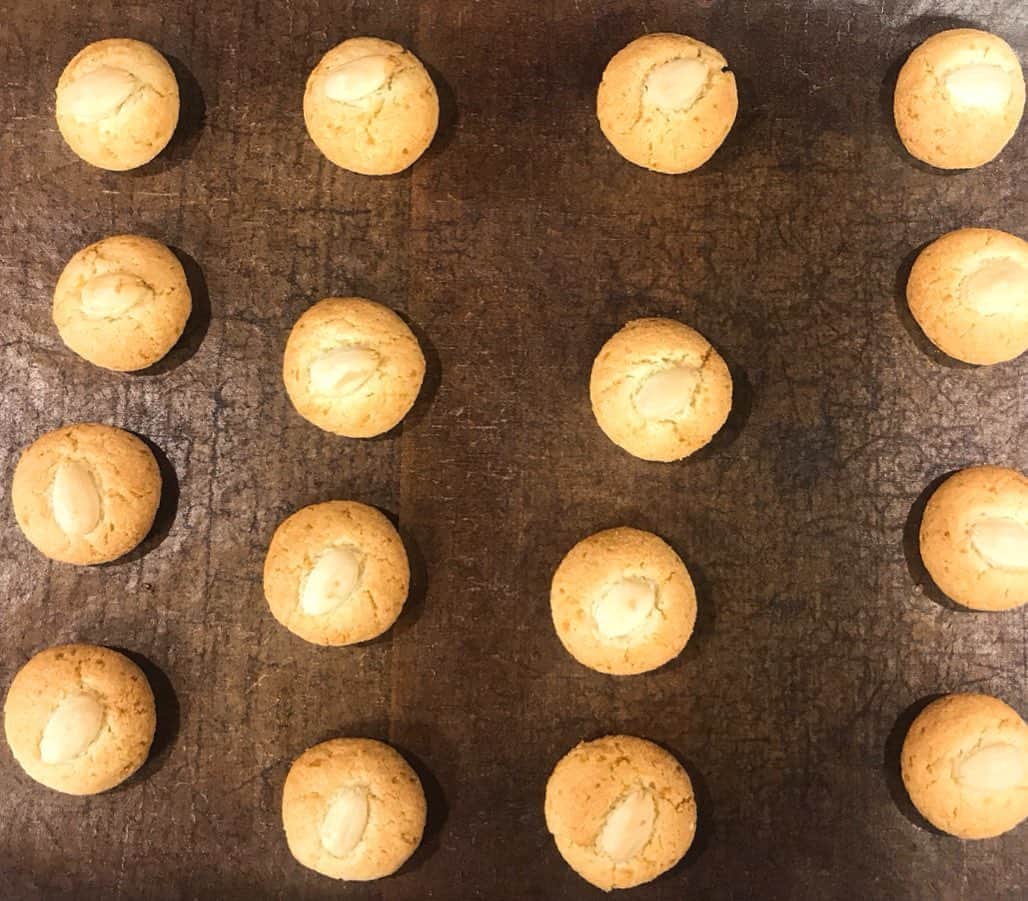 近藤しづかさんのインスタグラム写真 - (近藤しづかInstagram)「“Biscotti alle mandorle” 「アーモンドのビスコッティ」 . 混ぜて焼くだけの 昨日作ったクッキーをおやつに 今日はおでかけ♪ . アーモンドプードルに レモンピールが入っている風味良い 柔らかなクッキー🍪 #biscottiallemandorle #sicilia #siciliana #merenda #ricetta #facile #おやつ #シチリア #アーモンド #ビスコッティ #レモンピール #しづか御膳 #しづか御膳おやつ #homemade  #italian #almond #cookie」5月22日 8時20分 - shizuka_kondo