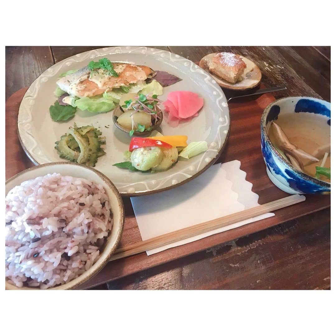 李ヒャンさんのインスタグラム写真 - (李ヒャンInstagram)「癒ししかない古民家カフェ。 お店全てが可愛くて、ご飯は沖縄野菜沢山の体に優しいメニュー。 縁側に座ってると心地よい風と鳥さえずりが聞こえて寝そうになっちゃった。 またリピートしたいお店です♡ #trip #shorttrip #travelgram #okinawa #happy」5月22日 8時21分 - 73hyang