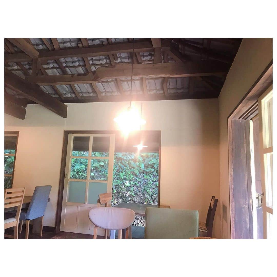 李ヒャンさんのインスタグラム写真 - (李ヒャンInstagram)「癒ししかない古民家カフェ。 お店全てが可愛くて、ご飯は沖縄野菜沢山の体に優しいメニュー。 縁側に座ってると心地よい風と鳥さえずりが聞こえて寝そうになっちゃった。 またリピートしたいお店です♡ #trip #shorttrip #travelgram #okinawa #happy」5月22日 8時21分 - 73hyang