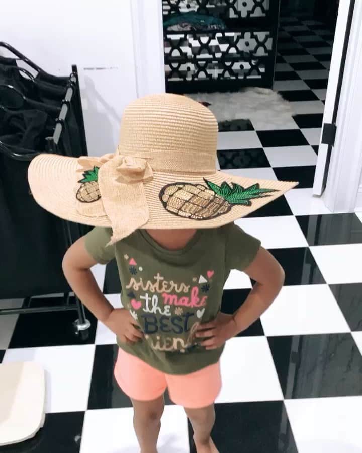 ニコール・ ポリッツィのインスタグラム：「Doing a Insta live with @sissygiovanna at 7:45pm : SISSY’s Fashion With @thesnookishop 😂」