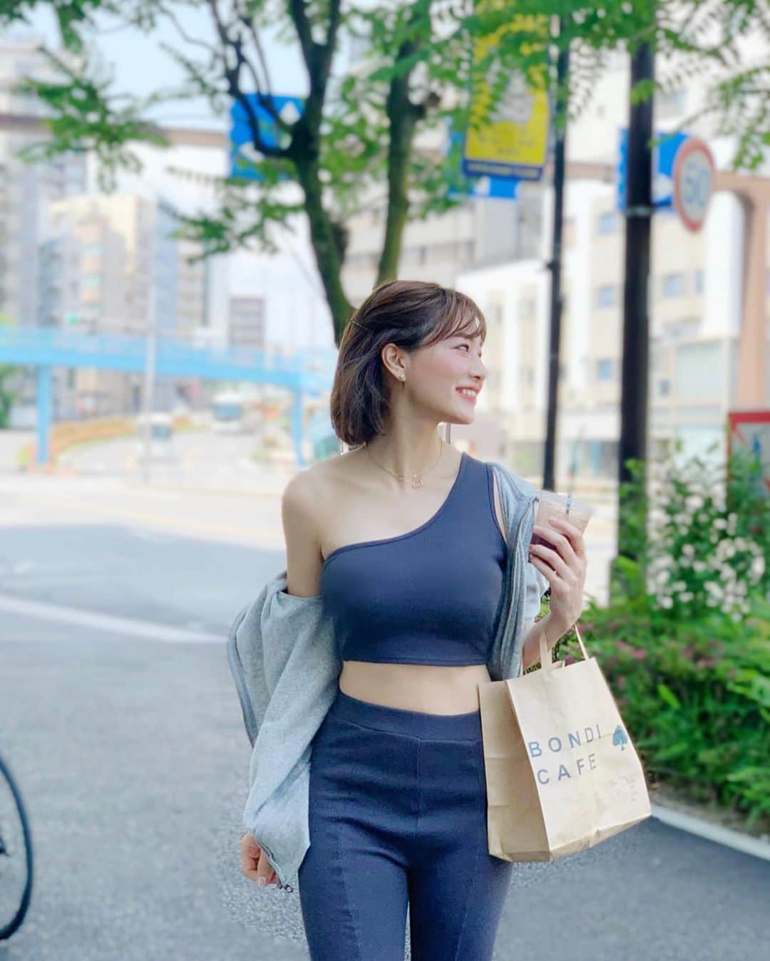 のインスタグラム：「おはよん🥺💕 . 休日朝ヨガしてそのままBONDI CAFEへ☕️💕🧘‍♂️ . 朝運動してから食べる朝ごはん大好きなの😍✨でもこの日はなんとカフェが満席😭 . テイクアウトにして最近ハマってるアサイースムージーをゲットしました🥰💕 . hoodie... #jcrew  setup... #totheseahawaii . 昨日紹介したアシンメトリーのワンピースの下はこのトップスを着てました🥺どちらもアシンメトリーでぴったり🤭❤️ . このセットアップ着心地抜群で動きやすいし最高なのだ🐈お家でも着てる🤔 . 今日は暖かくなりそうですね🥺 今日もステキな日になりますように💕 . #jcrewstyle #tothesea #hawaii #ハワイ #ハワイ旅行 #ハワイ好き #ヨガ #yoga #ヨガインストラクター #ヨガウェア #ルームウェア #セットアップ #setup #hoodie #bondicafe #ボンダイカフェ #acaibowl #アサイーボウル #朝活 #morning #朝カフェ #おへそ #へそ出し #モーニング #コーデ #休日コーデ #ヨガライフ #yogawear」