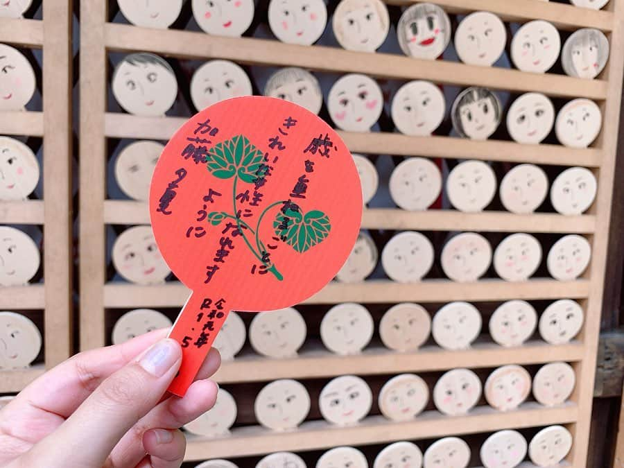 加藤夕夏さんのインスタグラム写真 - (加藤夕夏Instagram)「﻿ ﻿ 京都の河合神社⛩❤︎﻿ ﻿ ﻿ ﻿ 鏡絵馬っていうのがあって﻿ 表は自分の化粧品でお顔を書いて﻿ 裏は願い事を書くんです☺️💄﻿ ﻿ ﻿ ﻿ それで﻿ 外からも内からも綺麗になれますよーに！って﻿ ﻿ #美人祈願 できるんだよーー🥰﻿ ﻿ ﻿ 女の子って楽しい☺️🥰笑﻿ ﻿ ﻿ ﻿ 歳を重ねるごとに綺麗な女性になれますようにィィ🚺﻿ ﻿ ﻿ ﻿ ﻿ #京都﻿ #下鴨神社﻿ #河合神社﻿ #鏡絵馬﻿ #美人祈願﻿ ﻿ ﻿」5月22日 8時41分 - uuka_nmb