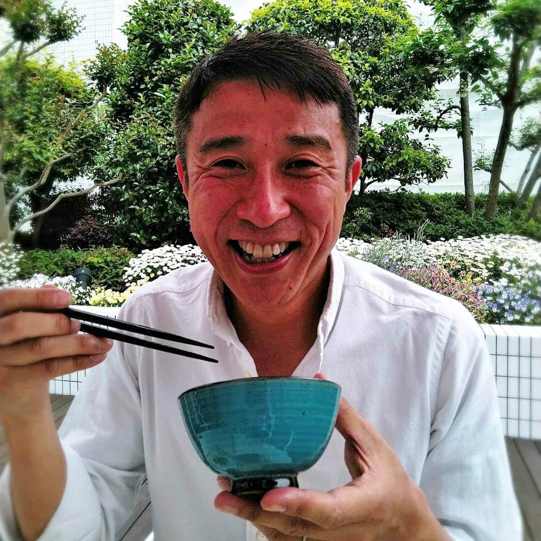 佐藤裕二さんのインスタグラム写真 - (佐藤裕二Instagram)「夢のから揚げ定食です！佐藤の自作です。特大から揚げを一つドーン。今朝も#ドデスカ ご覧頂きありがとうございます。  この素晴らしい#料理 の#レシピ は #ユーチューブ #メーテレ チャンネルでご覧ください！！！ ドデスカ#twitter にもURLが載っています。  #ありがとうございました  #レシピ動画 #から揚げ #から揚げ定食  #アナウンサー #佐藤裕二 #令和」5月22日 8時41分 - karaage_satou