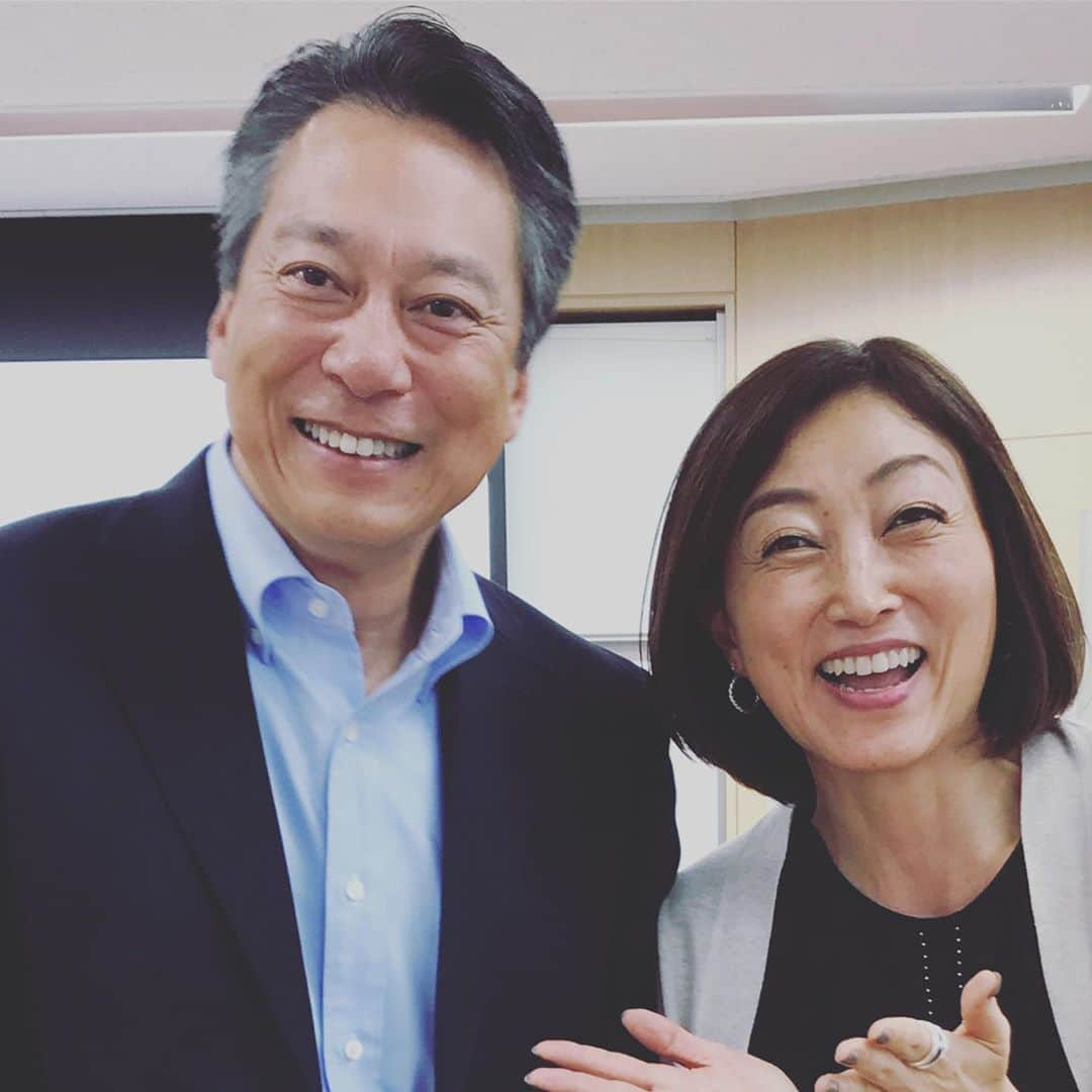 田中ウルヴェ京さんのインスタグラム写真 - (田中ウルヴェ京Instagram)「何がそんなに嬉しいのかわからないくらいの笑顔で。😊 自分にとってはお会いできてホントに嬉しかったです。  慶應システムデザインマネジメント博士課程のセンパイです。 こないだ博士号を取得されました。  もう取られちゃったんで。。。 図書館で会ったりできなくなりました。😭 センパイいなくなるの寂しいです。  と思っていたら先週、神武研の研究発表の時にいらしてました。  防衛省航空自衛隊の大谷康雄さん。 大谷さんは、宇宙状況把握（ＳＳＡ）について、限られたリソースの中で、デュアルユース(民生利用と安全保障利用)を適切に行うためのシステムデザインの研究をしてらして博論お書きになった。(という説明で合ってるかな。。。)😅 SDMではいつも沢山の沢山の刺激を頂きます。  自分の薄っぺらさとか、設計の弱さとかによって、これまでのなんとなく上手に上塗りしてた経験の自信を根こそぎなくせることは、競技の時と一緒で、ありがたいモチベーションです。とか、一応ポジティブに書いておくぜよ。うー。 絶対に自分には負けたくない。  とか、いろんな感情表出ができることは、そっりゃー選手とのメンタルトレーニングではめちゃ活きてくるよね。  必死とか、泣きそうとか、悔しいとか、情けないって感情の質感。 ふん、感じたくなくても感じる日々だわよ。  So happy to see him again. Dr. Yasuo Otani just received a PhD in system design and management. He works for Japan Air Self Defense Force. #慶應 #システムデザインマネジメント #博士課程」5月22日 8時35分 - miyako.tanaka.oulevey