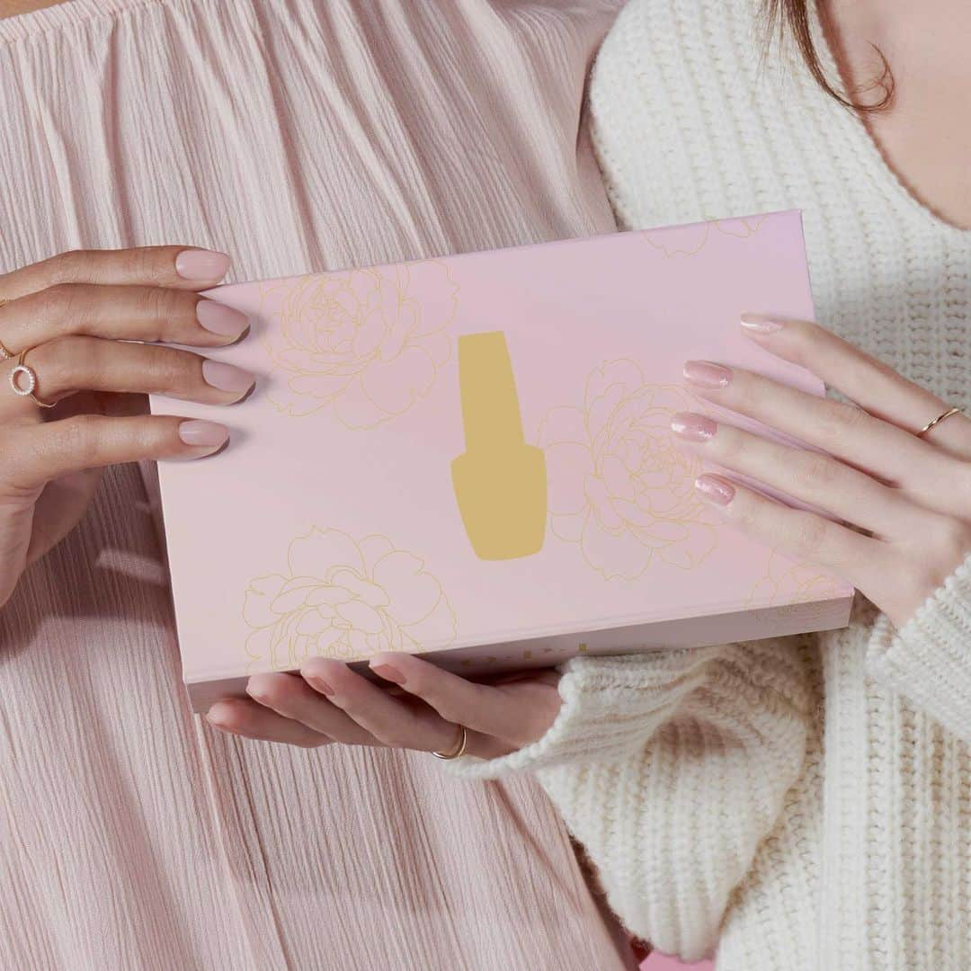 OPIさんのインスタグラム写真 - (OPIInstagram)「Looking for the perfect gift for your bridesmaids? They'll love this box of #OPISheers shades. The set includes full-size bottles of: #BabyTakeAVow, #ThrowMeAKiss, and #ChiffondOfYou. 💅💕 #Bridesmaid #Gifts #gifting #nailpolish #weddingnails #besties #maidofhonor」5月22日 8時36分 - opi