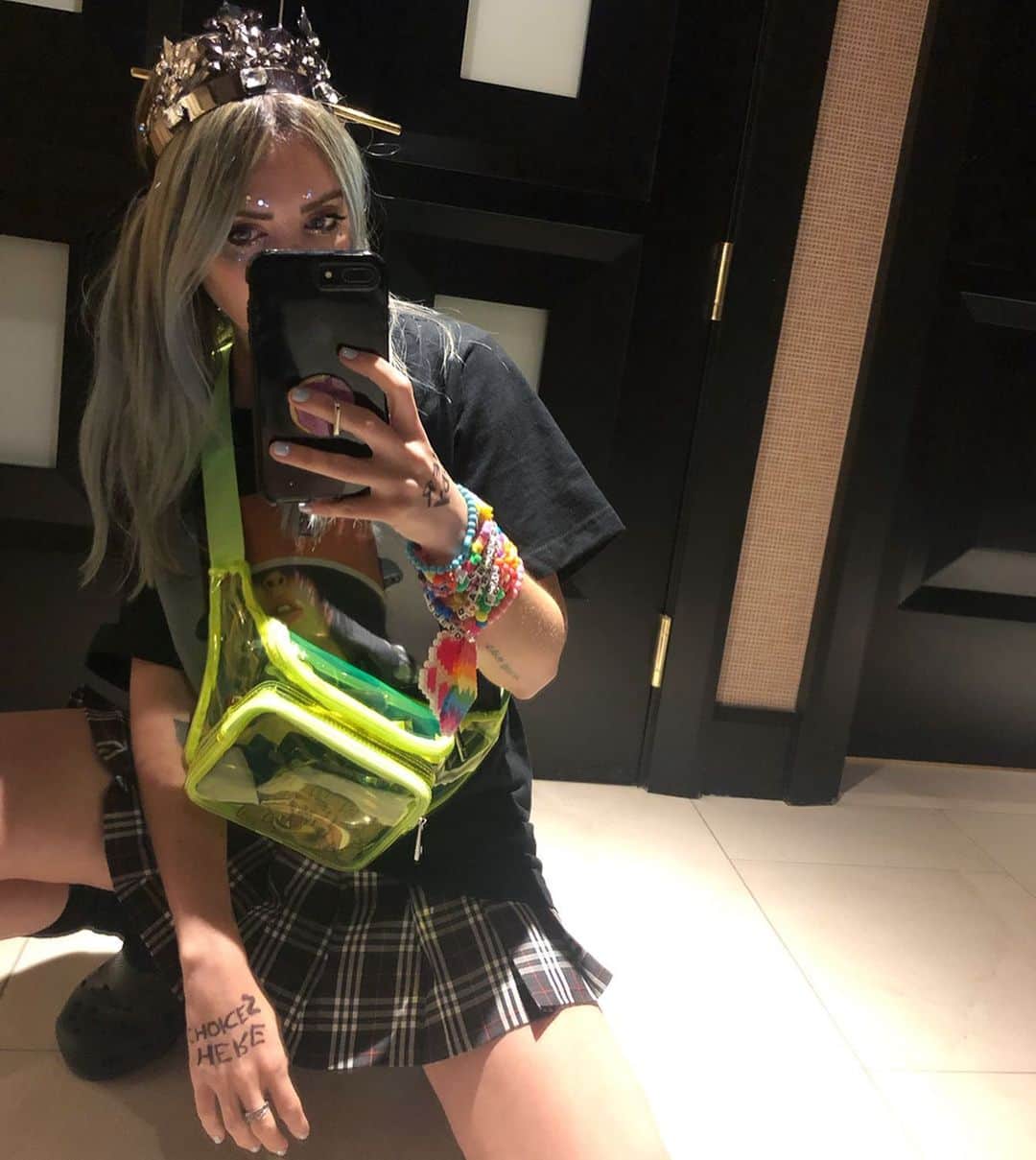 アリソン・ワンダーランドのインスタグラム：「rare pics of me wearing crocs and a skirt. like for good luck」