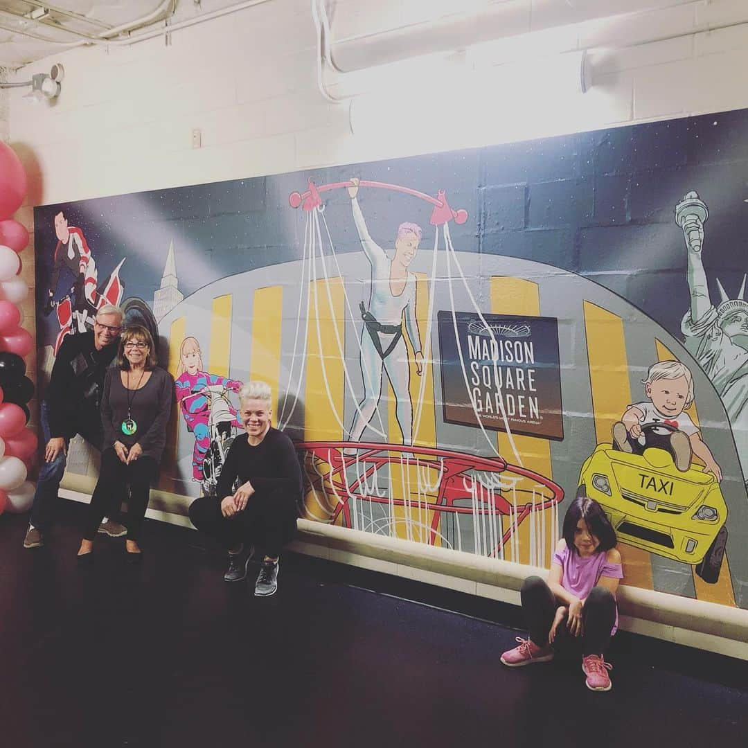 P!nk（ピンク）さんのインスタグラム写真 - (P!nk（ピンク）Instagram)「7th Madison Square Garden tonight!!!!! I’m comin for Billy Joel’s record! (103 to go) should only take me two more lifetimes ❤️🥰😍 I LOVE NEW YORK CITY」5月22日 8時43分 - pink