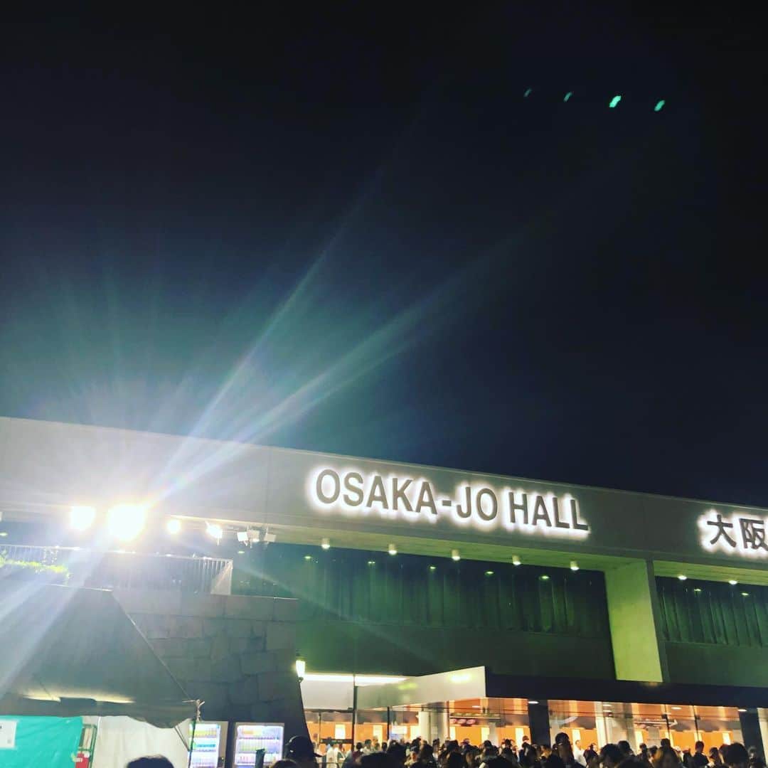 ひうらさとるのインスタグラム：「昨日のサカナクションat 大阪城ホール、さ、い、こう！！だった！！ラストまで一度も集中力が途切れることない圧巻のステージング！特に照明とレーザーの音に対する感度が素晴らしくって、しかもちょうどレーザーが真正面から広がって一瞬でアリーナを制するような席にいたので何度も「…うっわ！」て変な声が出たほど。 6年ぶりのアルバムからの曲が多かったみたいなんだけど初めて聞く曲もお馴染みの曲たちもバランスよく構成されていました。 あー楽しかった！また行きたいー！ （そしてグッズもめっちゃ可愛いの💚 このメッシュバッグ、会場でも蛍光が光って夜光虫みたいだったー） #サカナクション #サカナクション834194 #Yちゃんありがとう❤︎」