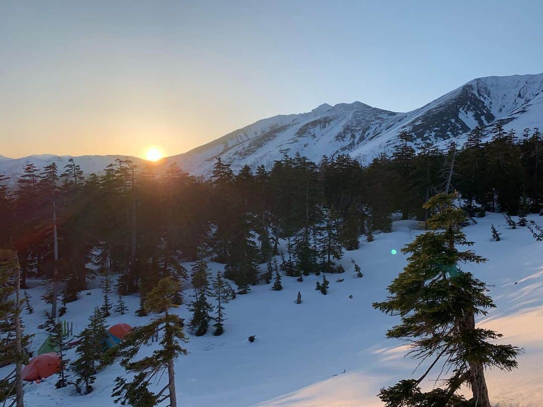 中井孝治さんのインスタグラム写真 - (中井孝治Instagram)「アラスカとか海外みたいに見えるのは気のせい？  10日間前の北海道。 来週雪あるのかな、、 キッチン用のテント欲しい🧐」5月22日 8時52分 - takaharunakai