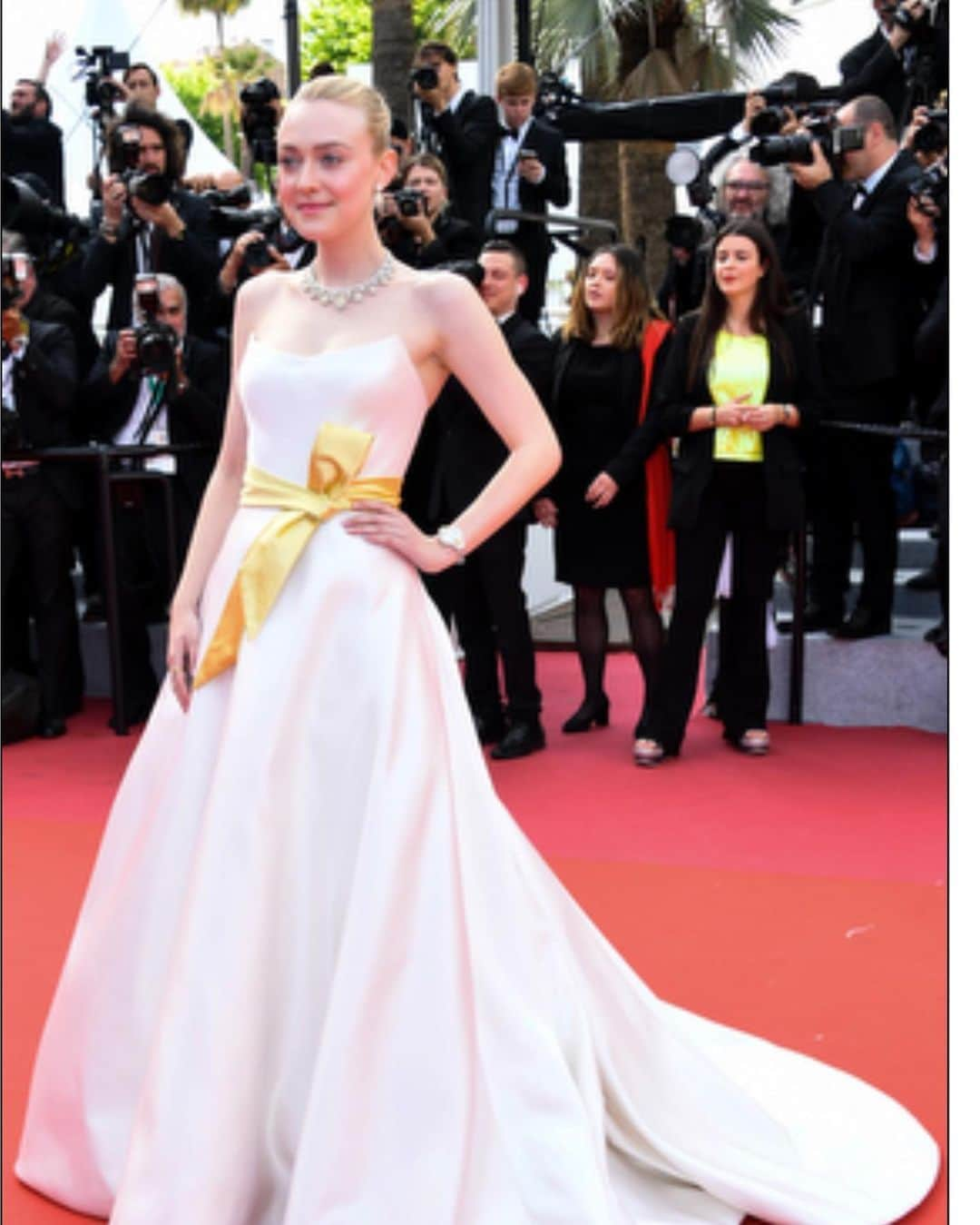 ダコタ・ファニングさんのインスタグラム写真 - (ダコタ・ファニングInstagram)「I can’t believe my luck. Wearing the @armani dress of my dreams for @onceinhollywood at #cannes2019 #giorgioarmani」5月22日 9時07分 - dakotafanning