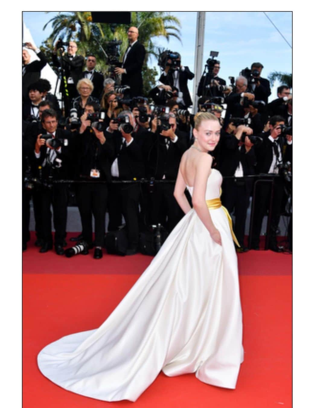 ダコタ・ファニングさんのインスタグラム写真 - (ダコタ・ファニングInstagram)「I can’t believe my luck. Wearing the @armani dress of my dreams for @onceinhollywood at #cannes2019 #giorgioarmani」5月22日 9時07分 - dakotafanning