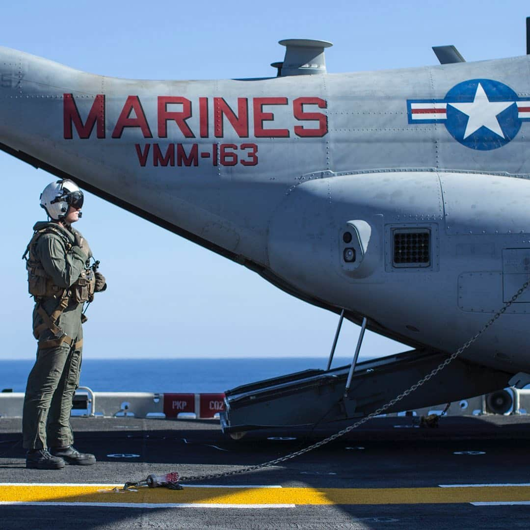 アメリカ海兵隊さんのインスタグラム写真 - (アメリカ海兵隊Instagram)「Watchman  An MV-22 Osprey crew chief with Marine Medium Tiltrotor Squadron 163, @pride_of_the_pacific, prepares to board an Osprey during flight operations aboard the amphibious assault ship USS Boxer. (U.S. Marine Corps photo by Lance Cpl. Dalton S. Swanbeck)  #Marines #Motivation #USMC #Fight #Flight #Aviation #Yut #Kill #MarineCorps」5月22日 9時02分 - marines