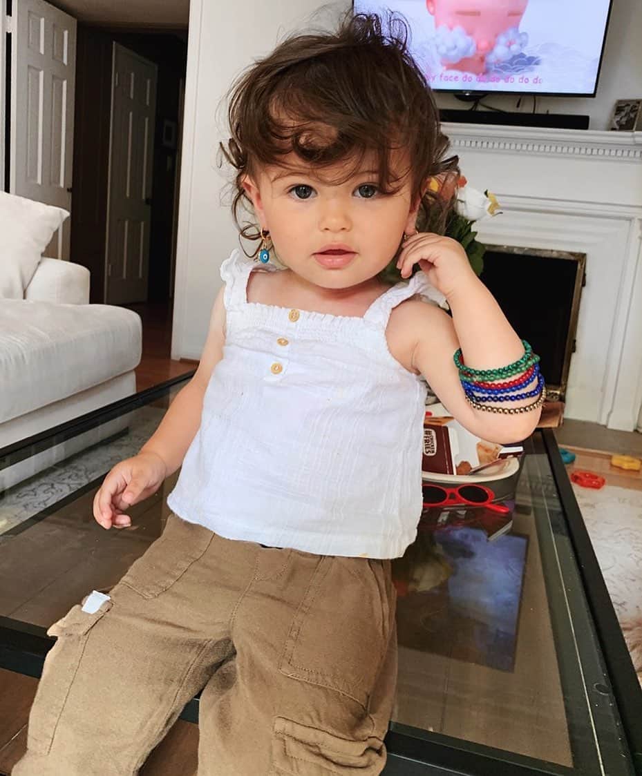 Sazan Hendrixさんのインスタグラム写真 - (Sazan HendrixInstagram)「Teeny is a mood 🤣 She loves jewelry more than anything right now so when her auntie makes her teeny custom pieces it makes her so happy (and me too because she stops stealing mine hahah) 🙌🏼 Love observing her at this stage! 💞 #joysofmotherhood」5月22日 9時03分 - sazan