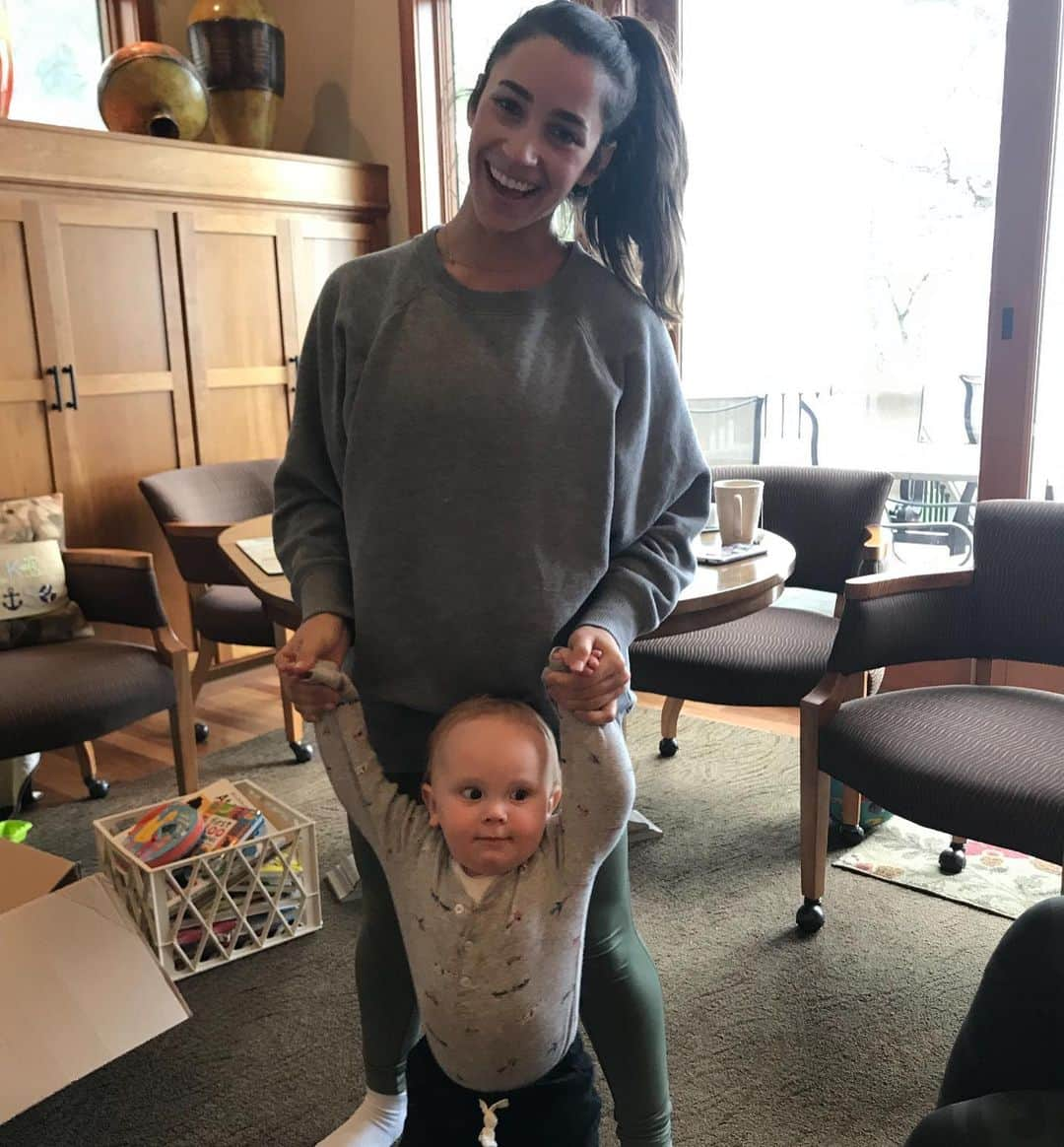 アリー・レイズマンさんのインスタグラム写真 - (アリー・レイズマンInstagram)「When a 1 year old is literally half of your height.... 😂 #shortgirlproblems #gymnastics101  P.S. I love how happy I am here 😋 Babies make me sooooo happy ❤️」5月22日 9時16分 - alyraisman