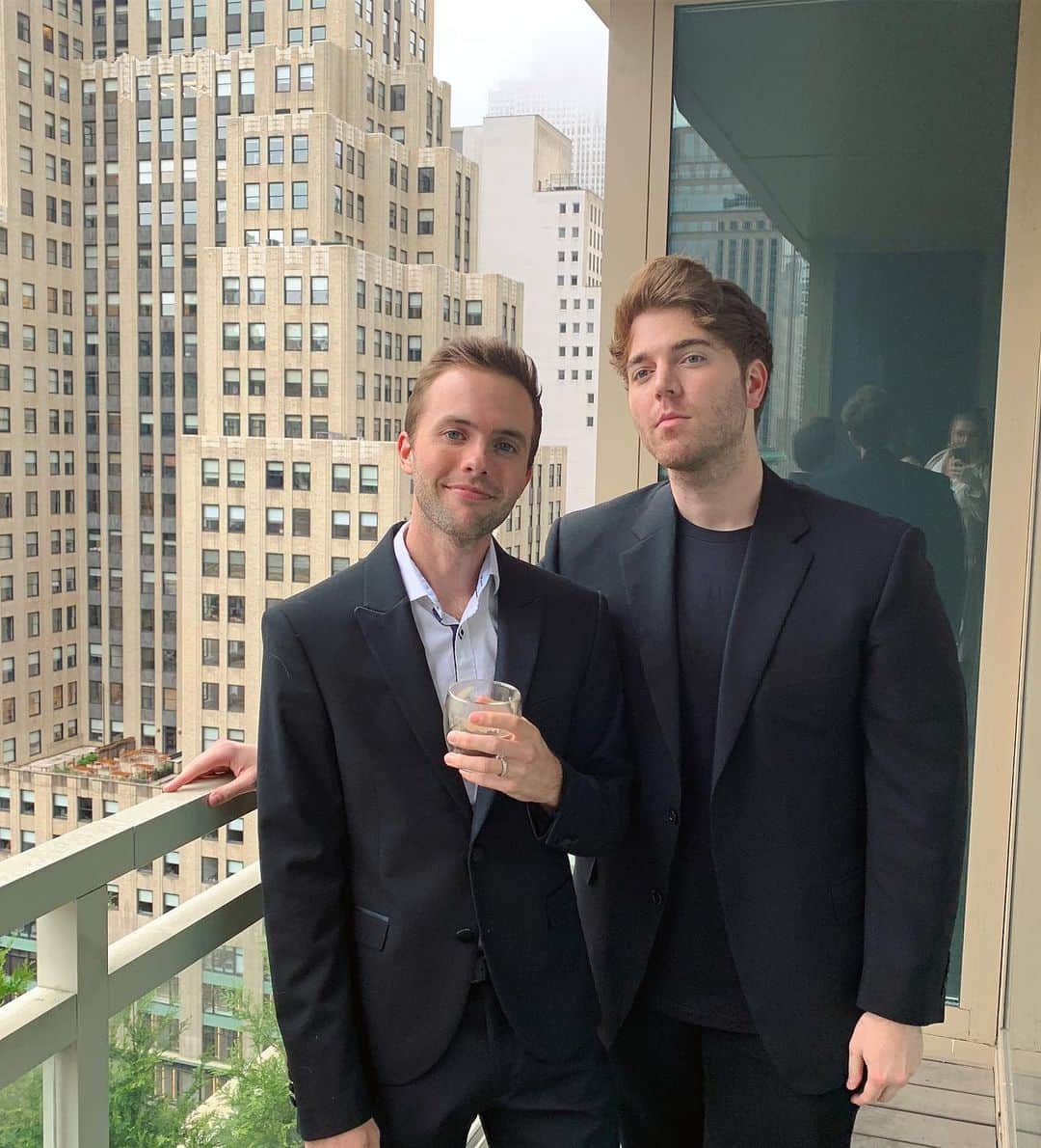 シェーン・ドーソンのインスタグラム：「Gazing over the city and comparing my body type to all the buildings. 😍🏢🍐」