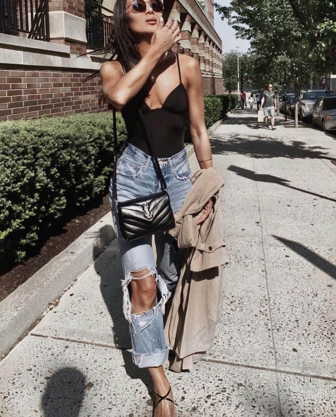 マリッサ・ウェッブのインスタグラム：「Probably not surprising my favorite color as a kid was black, runner up, green.  Some things never change.  #mweverydayanywhere ....................................................... #mwstyled #easyoutfit #wtw #boyfriendjeans #denimstyle #marissawebb #everyday #dayornight #summerstyle」