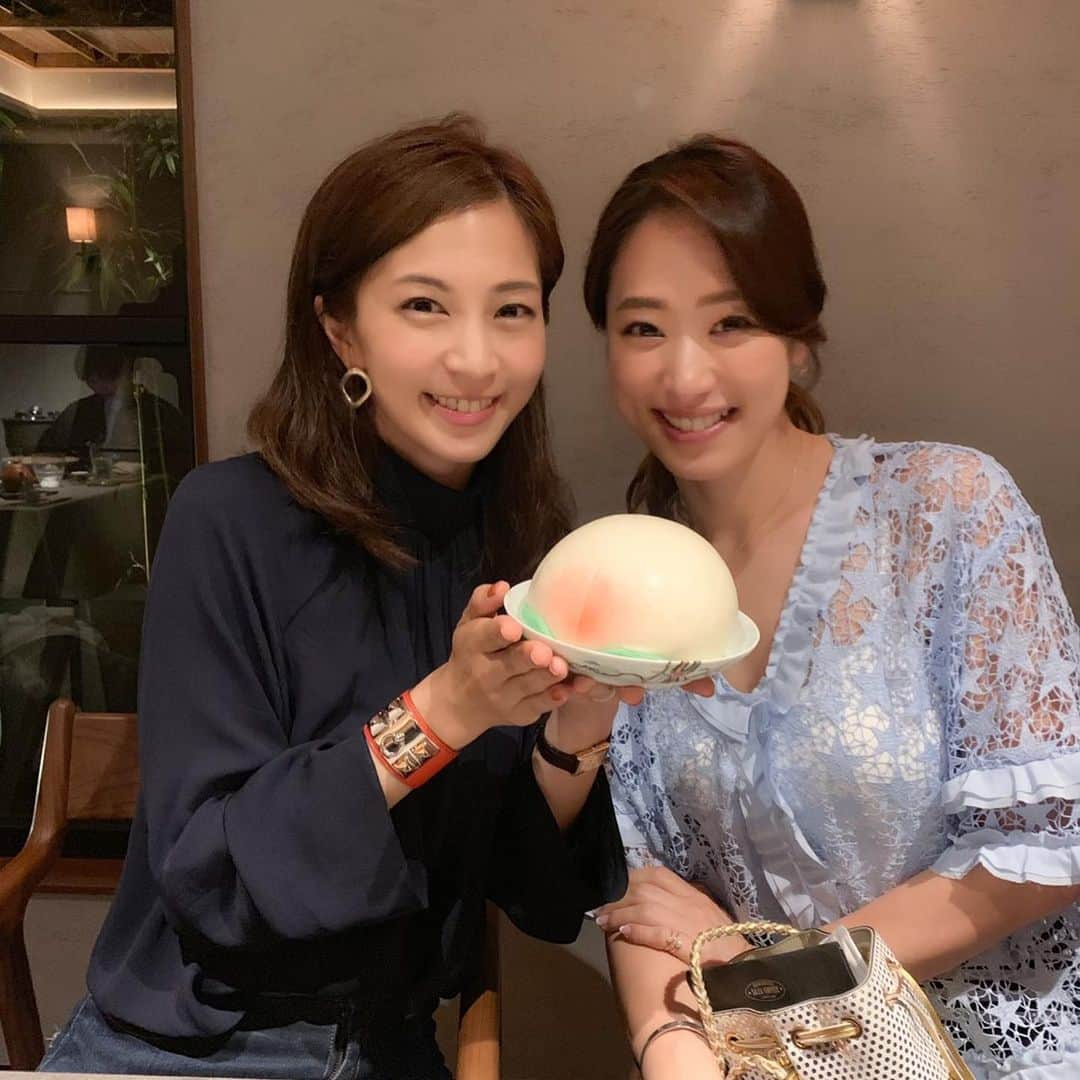 安田美沙子さんのインスタグラム写真 - (安田美沙子Instagram)「昨日の夜は、さやと中華を食べに行きました😊❤️ 茶禅華さん、器もお食事も、ひとつひとつが丁寧で、見た事無いような味付けや、組み合わせに感動したのでした💕 . . お酒とお茶のペアリングも、味わい深かった✨ . . 最後には、もものお饅頭で、お祝いしてくれました🍑 可愛すぎる😍 . . さや、充電できたよ✨ステキな時間をありがとう😊  #instagood #instafood #dinner #thanks #chinese ＠茶禅華 #happy」5月22日 9時14分 - yasuda_misako