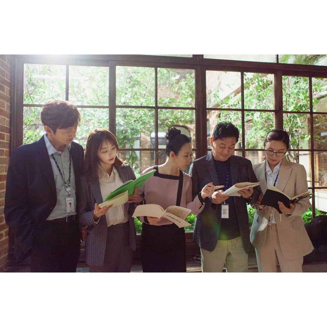 チョン・ユミのインスタグラム：「오늘도 정의를 지키기 위해 열일중.🤓😝 동부지검팀 화이팅!😍 #검법남녀시즌2」