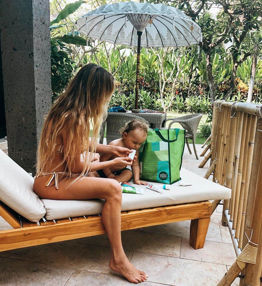 アラナ・ブランチャードのインスタグラム：「My family and I spend so much time outside and in the water, so it’s really important to think about protecting our skin with products I can trust. Luckily, @WholeFoods does all the work and research for you. They evaluate every bodycare product they sell and don’t allow over 100 banned ingredients including oxybenzone and octinoxatetwo ingredients that some have raised concerns about their potential impact on marine environments, including coral reefs. This is two years ahead of regulation in Hawaii and Key West, Florida! Click the link in bio to learn more.  #Sponsored #SunCareThatCares #MakesMeWhole」