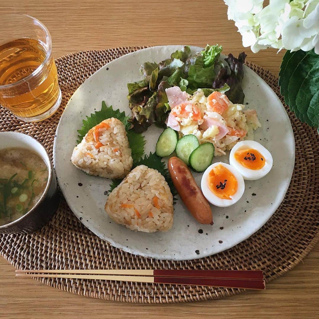 ecruのインスタグラム：「2019/05/22 (wed) 昨晩の炊き込みご飯の残りで朝ご飯♪ ・ 10日前に買った紫陽花は、帰ってきてすぐに水揚げしたので、まだまだ元気に咲いていて嬉しいです。 ・ #gon_food #朝ご飯 #breakfast  #food #foodpic #foodphoto  #朝食  #instafood #instagood #yummy #love #japan #japanesefood  #thankyou #onthetable #日々 #暮らし #和食 #lunch  #うつわ #紫陽花」