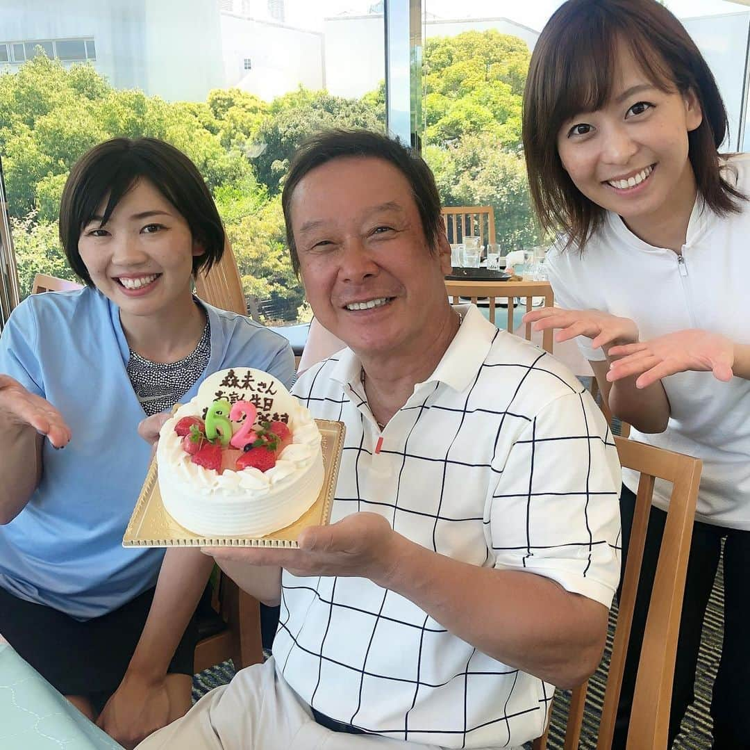 菊池良子さんのインスタグラム写真 - (菊池良子Instagram)「森末さんのお誕生日🎂  いつまでも明るく元気でいて下さい☺︎ お誕生日おめでとうございます🎉🎁🎈 #誕生日 #誕生日会 #ケーキ #腕の筋肉に注目 #すごい #体操金メダリスト #アスリート #葭葉ルミ さん #女子プロゴルファー #ルミさんの発案 #優しいなぁ♡ #パサージュ琴海 #ゴルフ番組 #楽しい番組 #見てね #フリーアナウンサー  #golf #birthday #announcer #nagasaki」5月22日 9時22分 - kikuryo627happy