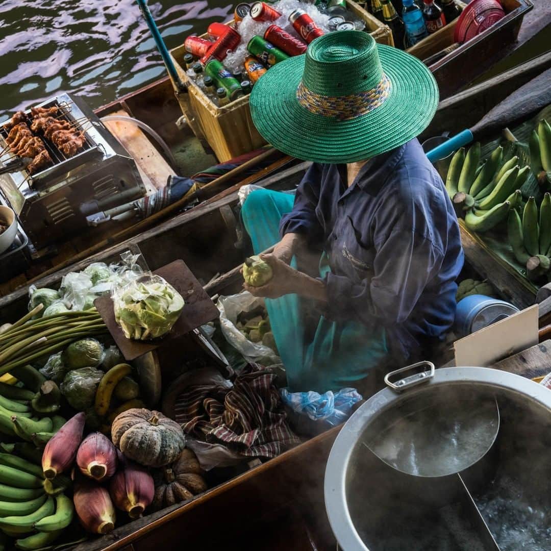 ナショナルジオグラフィックさんのインスタグラム写真 - (ナショナルジオグラフィックInstagram)「Photo by Hannah Reyes Morales @hannahreyesmorales. | Boats, blessings, and banana hearts. Before the rush of tourists and locals, mornings in Thailand's floating markets can be quite serene. For more photos from Southeast Asia and beyond follow @hannahreyesmorales. #Thailand #SouthEastAsia #ASEAN #hannahreyesmorales」5月22日 9時34分 - natgeo