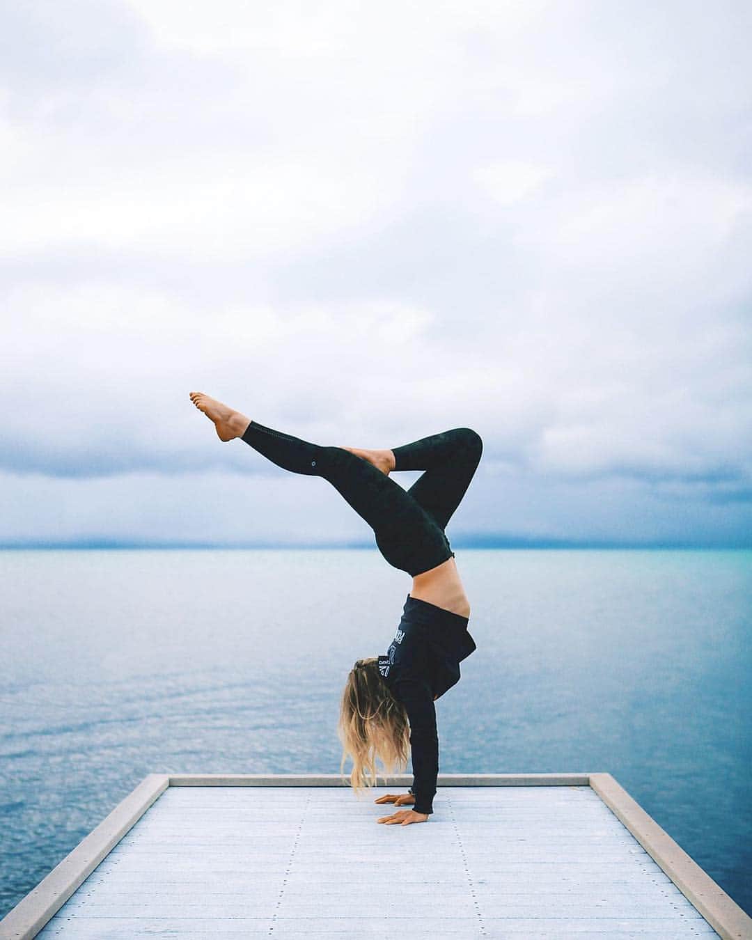 ジェイミー・アンダーソンのインスタグラム：「Thanks for capturing some moments in my home zone miss @dashanosova 💙  I’ve spent a lot of time on this pier over the years... Chillin, meditating, doing yoga, drinking coffee, contemplating my life, jumping in the water, and most importantly taking in the magic of this serene area... Thankful to say the least. ☀️✨🙌 #tahoe #yoga #spiritualgangster #grateful #serenity #peace」