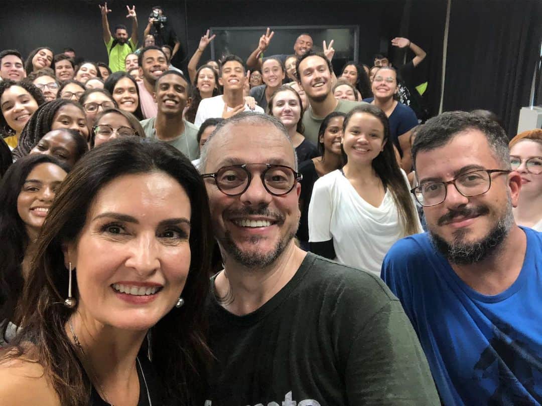 のインスタグラム：「Hj minha tarde foi assim: rodeada de alunos da PUC-Rio - a maioria do curso de comunicação. A convite do professor Sérgio Mota fui falar sobre o #encontrocomfatima. Adorei responder sobre as pautas, a produção, a realização dos programas. Refletimos sobre minha ida para o entretenimento, as redes sociais, a evolução do #encontro. Senti um orgulho danado de estar ali trocando experiências e vendo tanta gente com o olho brilhando e com foco no futuro.」