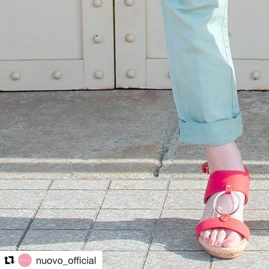 ABCマートさんのインスタグラム写真 - (ABCマートInstagram)「#Repost @nuovo_official with @get_repost ・・・ ＼NEWS📣／⁣ Fitシリーズ💗新作続々♫⁣ ふわふわインソールでしっかり脚をFIT!⁣ ⁣ 昨年売り切れ店舗が多かった大好評アイテム！！ ウェッジソールなのに脚元柔らか😊 ⁣ ⁣ ・・・⁣ fit sandal フレックスリングウェッジ７.5⁣ NE60143 \¥5,500（税別）⁣ ・⁣ 🛍商品購入は全国の@abc_mart_japan @maison_charlotte オンラインサイトにて💡⁣ ・・・⁣ #NUOVOはヌオーヴォと読みます⁣ #NUOVO⁣ #ヌオーヴォ⁣ #nuovofitsandal⁣ #ふわふわインソール⁣ #scarpenuove⁣ #新鞋子⁣ #รองเท้าคู่ใหม่⁣ #ABCマート⁣ #働く女子⁣ #ootd #noheelsnolife #高みえ⁣ #5000円以上のお買い上げで送料無料」5月22日 9時31分 - abc_mart_japan