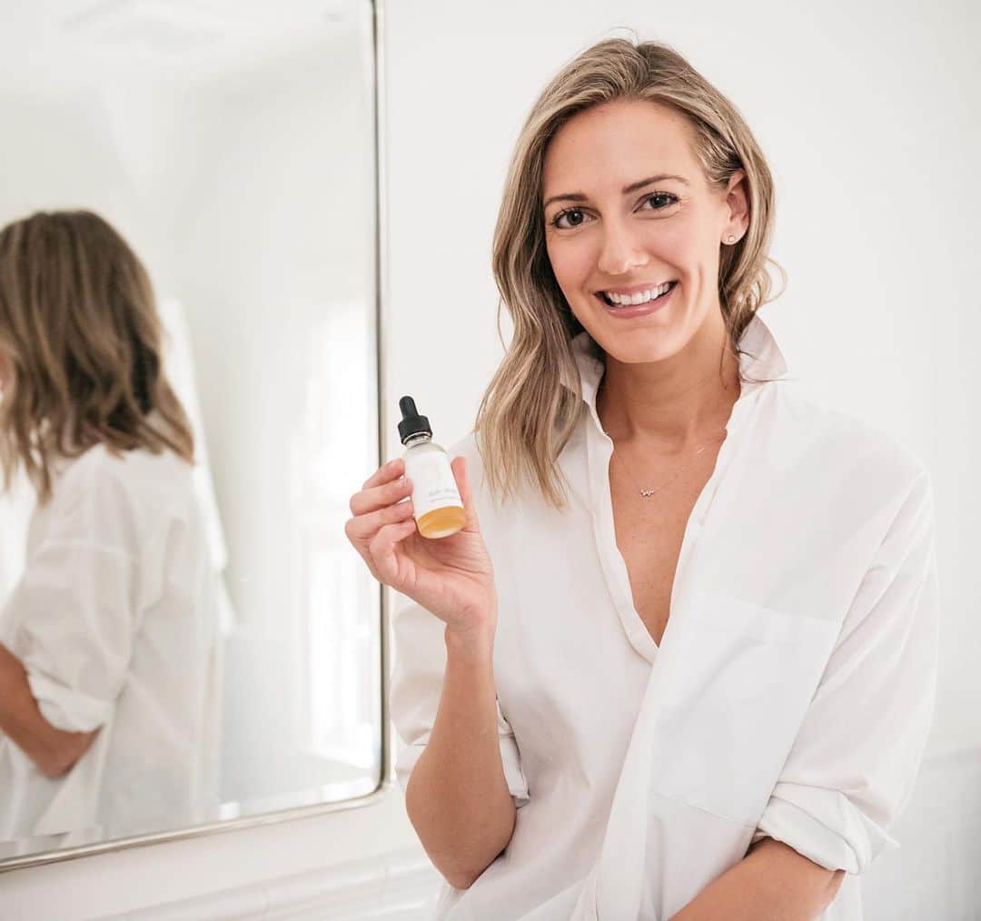 Anna Jane Wisniewskiのインスタグラム：「Recent first timer with CBD here. 🙋🏼‍♀️ I was curious to see what all the hullabaloo was about so I tried it for myself.  @equilibriawomen sent me their Month of Mothers Box last month and I have been using their 300 mg oil drops at night before bed (for reference, I use half a dropper full since I’m new to this world). Consistency is key. I generally don't have trouble sleeping but sometimes it can take awhile for my brain to shut off--why is it I think of everything I need to do or things I forgot to do as soon as my head hits the pillow? (Maybe you can relate..?). Anyway, I gave CBD a try (Eric and my mom used it, too) and was very impressed with how quickly it relaxed me.  I felt like I slept for a hundred years--but didn't wake up groggy.  My mom, who has tried a few CBD products before, said @equilibriawomen was her favorite (and was the most effective) so I bought her some for her Mother's Day gift!  Eric IS someone who has sleeping issues and he may be on the CBD oil train with me as it helped him have a more restful night sleep.  It's not just for sleep by the way, people are using CBD to reduce inflammation and improve mood.  Also why they’re awesome:  @equilibriawomen is a Chicago-based, female-founded company, with a dedicated dosage support team.  They have their own organic farm in CO. With so many CBD brands out there, I appreciate the transparency. For the month of May, they also have a limited-edition “Month of Mothers” box which is a great way to experience the line without a subscription. I'll share a little more on stories but if you have any questions, leave in the comments below! #sponsored #cbd」