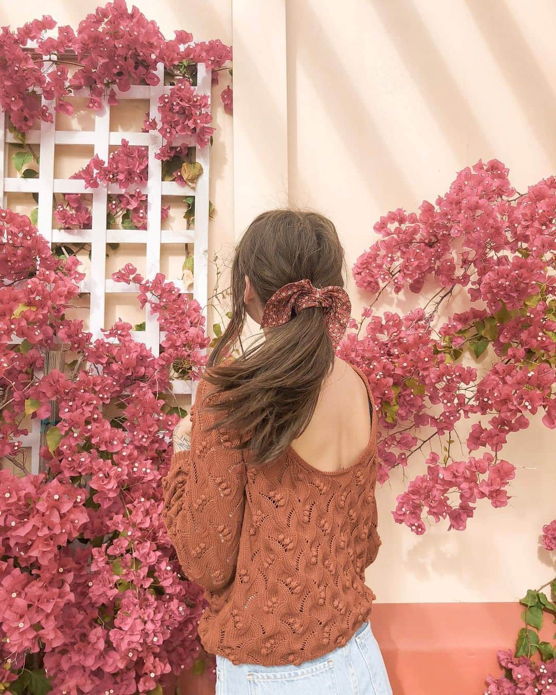 Acacia Brinleyさんのインスタグラム写真 - (Acacia BrinleyInstagram)「Spent the day at Six Flags with some of my favorite people. Had to take a pic in front of the cute wall + flowers. 🤷🏻‍♀️」5月22日 9時39分 - acaciakersey